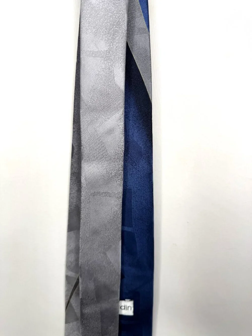 Pierre Cardin Men’s Neck Tie 4” Blue Gray Silver 100% Silk Wavy Necktie